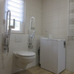 Toiletten für unsere Urlauber mit Einschränkung Ferienhaus am See, Bungalows