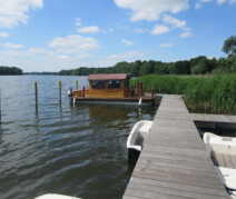 Hausboot am Steg Bootsferien